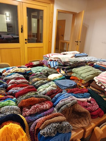 Stricksachen auf den Tischen des Gemeinderaumes