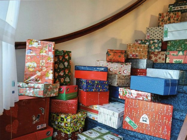 Geschenkkartons auf der Treppe