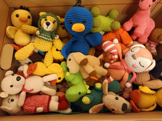 Stricktiere im Karton