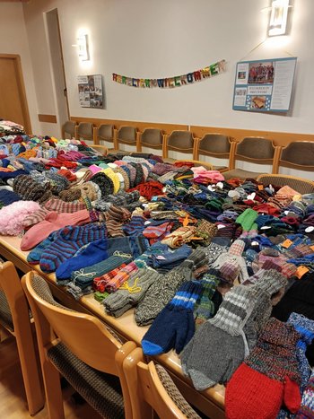 Stricksachen auf den Tischen des Gemeinderaumes